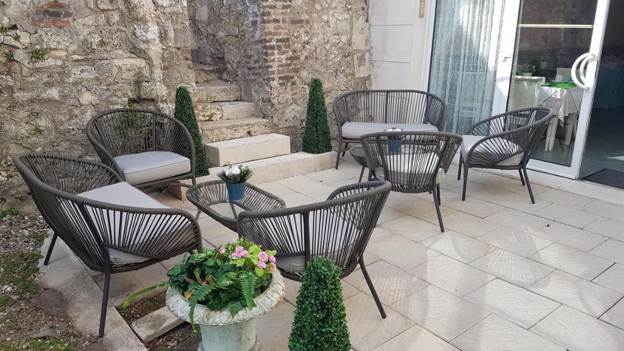Hotel De La Tour Pont-de-l'Arche Luaran gambar