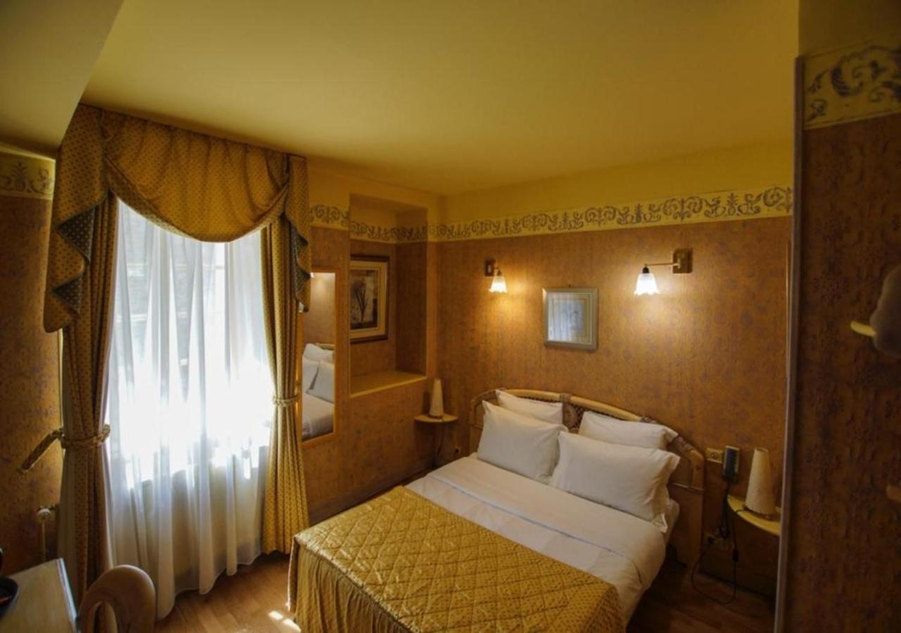 Hotel De La Tour Pont-de-l'Arche Luaran gambar