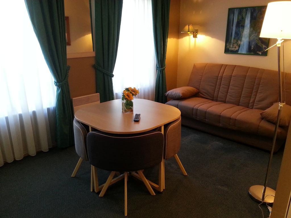 Hotel De La Tour Pont-de-l'Arche Luaran gambar