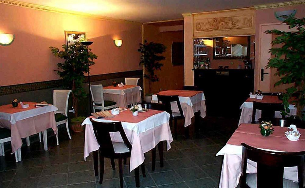 Hotel De La Tour Pont-de-l'Arche Luaran gambar